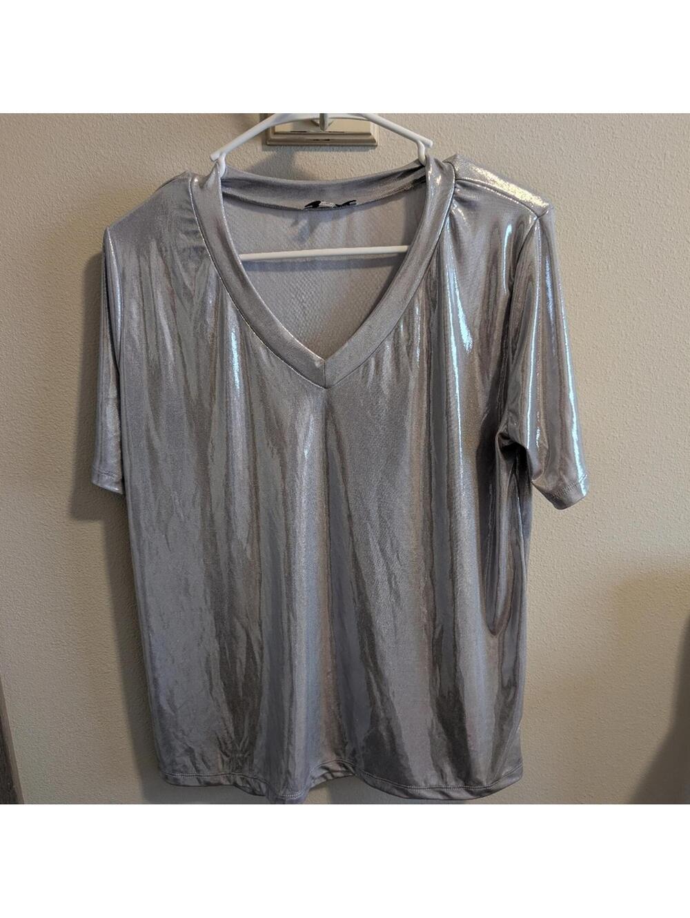 White Birch Women's Medium Silver Shimmer Shiney Short Sleeve V Neck Top EUC